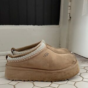 UGG Women size 6 Slip-On Platform Mules